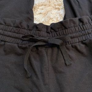 No Boundaries black sweatpants, Large. With pockets. Length 35”. Like new!